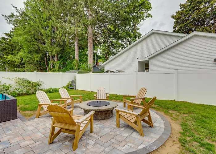 Downtown Retreat W/ Grill, Fire Pit & Wet Bar
