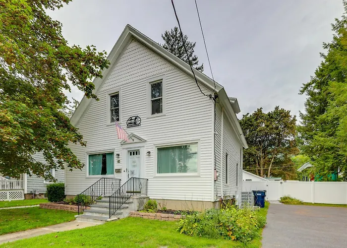 Downtown Retreat W/ Grill, Fire Pit & Wet Bar